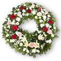 Coroană cu crin, trandafiri, lisianthus, crizanteme, gipsofila