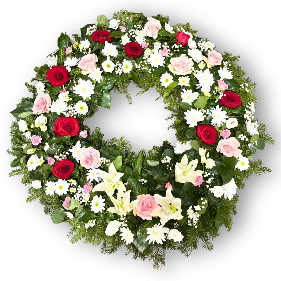 Coroană cu crin, trandafiri, lisianthus, crizanteme, gipsofila